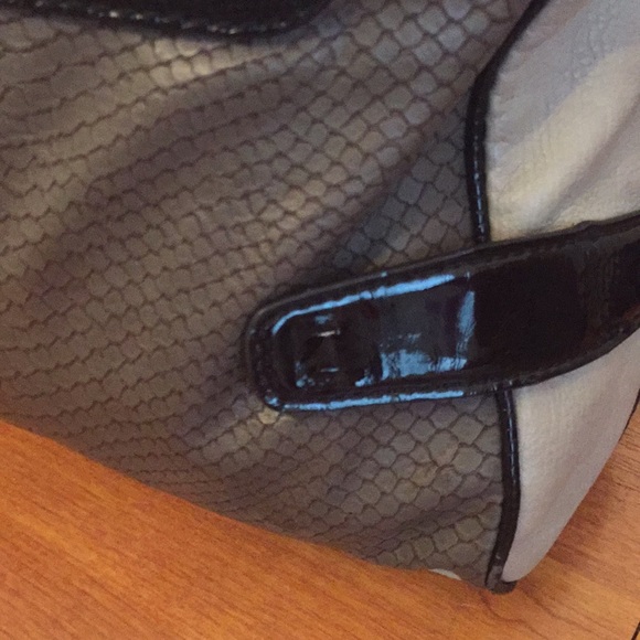 Guess Purse with matching wallet. - Picture 6 of 8